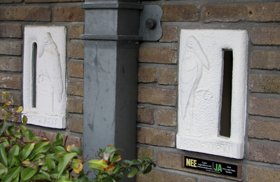 908401 Afbeelding van de staande keramieken brievenbussen bij de voordeuren van de panden Willem de Zwijgerplanstoen 4 ...